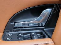 Maserati Quattroporte – Restauro completo delle plastiche appiccicose - Particolare dei comandi degli alzacristalli elettrici e della modanatura dietro alla maniglia apriporta. (DOPO)