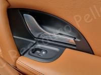 Maserati Quattroporte – Restauro completo delle plastiche appiccicose - Dettaglio delle plastiche sul pannello porta. (DOPO)
