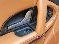 Maserati Quattroporte – Restauro completo delle plastiche appiccicose - Dettaglio plastiche pannello porta posteriore sinistro. (DOPO)