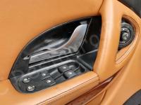 Maserati Quattroporte – Restauro completo delle plastiche appiccicose - Particolare dei comandi degli alzacristalli elettrici e della modanatura dietro alla maniglia apriporta. (PRIMA)