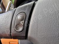 Maserati Quattroporte – Restauro completo delle plastiche appiccicose - Dettaglio dei comandi al volante. (PRIMA)