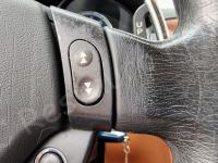 Maserati Quattroporte – Restauro completo delle plastiche appiccicose - Dettaglio dei comandi al volante. (PRIMA)