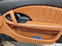 Maserati Quattroporte – Restauro completo delle plastiche appiccicose - Panoramica del pannello porta passeggero. (PRIMA)