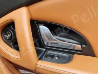 Maserati Quattroporte – Restauro completo delle plastiche appiccicose - Dettaglio plastiche pannello porta posteriore destro. (PRIMA)