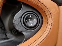 Maserati Quattroporte – Restauro completo delle plastiche appiccicose - Dettaglio plastiche pannello porta posteriore sinistro. (PRIMA)