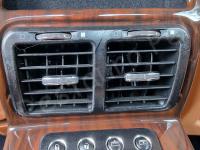 Maserati Quattroporte – Restauro completo delle plastiche appiccicose - Dettaglio bocchette aria tunnel centrale posteriore. (PRIMA)