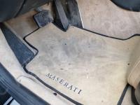 Maserati Grancabrio – Restauro completo dell’interno (pelle e plastiche) - La zona piedi lato guida. (PRIMA)